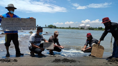Ceceran Minyak Berbau Menyengat Kembali Cemari Pantai Balongan, Indramayu
