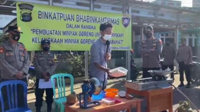 Atasi Kelangkaan Migor, Bhabinkamtibmas Polres Pringsewu Bikin Minyak Kelapa Murni