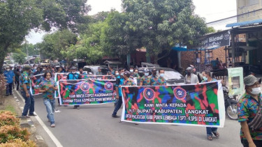 Ratusan Massa F.SPTI - K.SPSI Kabupaten Langkat Demo Kantor Bupati