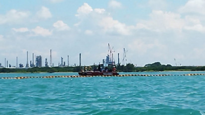 Pertamina Kerahkan Tim Terpadu Untuk Tangani Kebocoran Solar di Pantai Balongan Indah