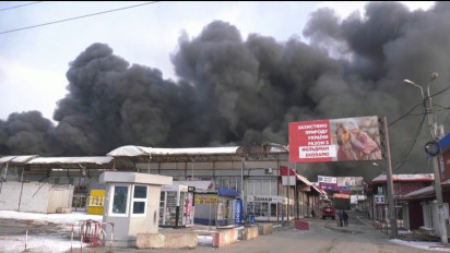 Sejumlah Bangunan Kios Pasar di Kota Kharkiv Ukraina Terbakar Akibat Serangan Militer Rusia