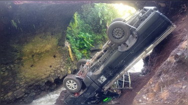 Sebuah Mobil Pick Up dan Sepeda Motor Terperosok ke Dalam Jembatan Putus di Malang, Dua Kritis