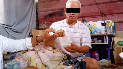 Polisi Ciduk Seorang Kakek Bandar Sabu di Rumahnya