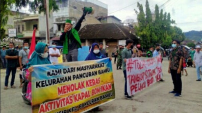 Aksi Unjuk Rasa Warga Tuntut Aparat Terkait Tindak Pelaku Bom Ikan dan Illegal Fishing