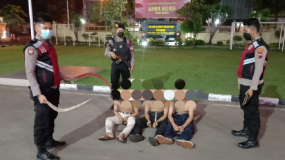 Naik Motor Bawa Sajam dan Jimat, Tiga Remaja di Brebes Diringkus Polisi