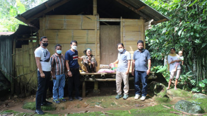 Usai Viral, Pihak Pemkab Toraja Utara Sambangi Kakek 70 Tahun yang Tinggal di Gubuk Lapuk