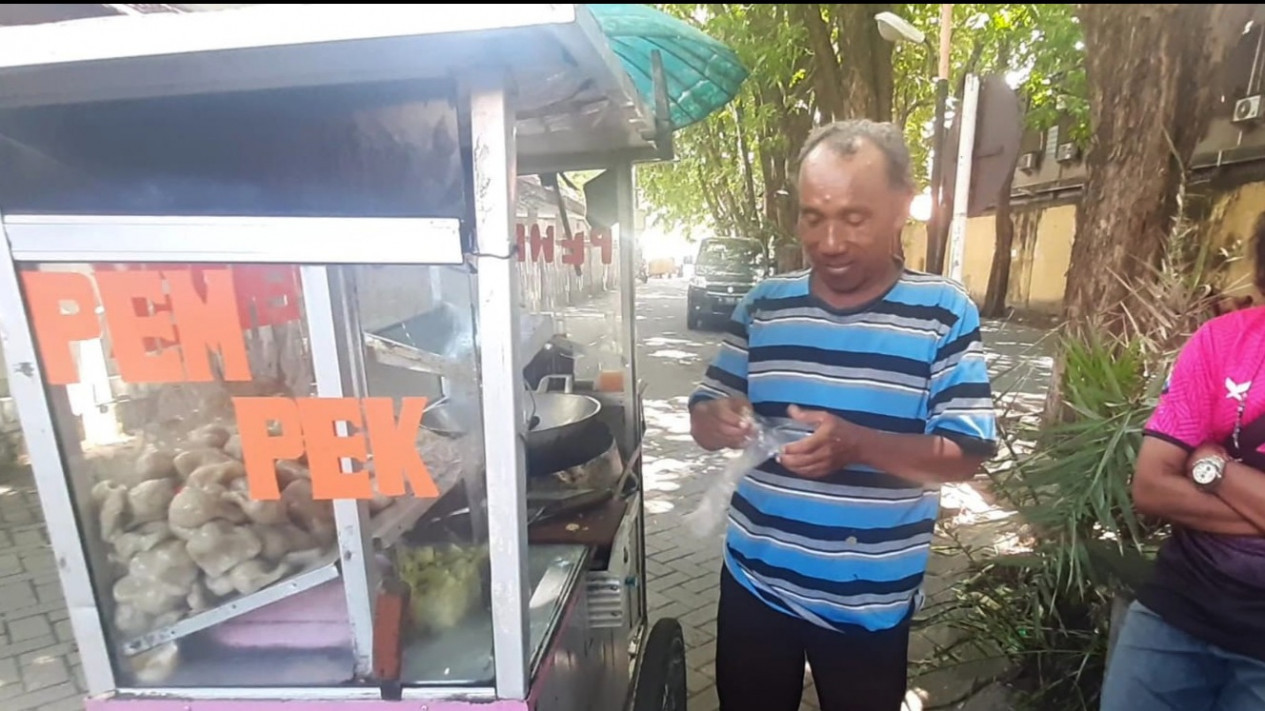 Minyak Goreng Mahal, Pedagang Pempek Keliling di Gresik Berencana Naikkan Harga
            - galeri foto