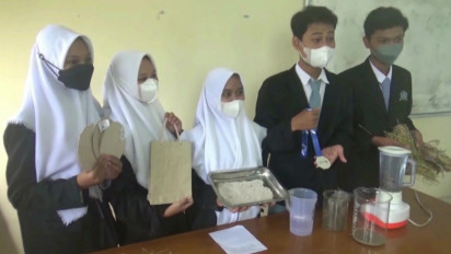 Kreatif! Siswa di Pati Olah Jerami dan Pelepah Pisang Jadi Paper Bag