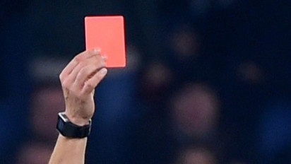 Hakim Garis Kena Timpuk Gelas Bir, Bochum vs Gladbach Dihentikan