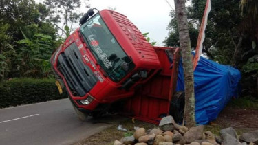 Betulkan Posisi Muatan, Truk Angkut Kertas 25 Ton ini Malah Terjungkal