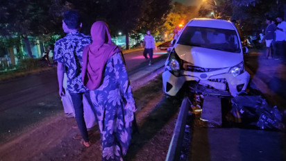 Epilepsi Kambuh, Pengendara Mobil Tabrak Pemotor dan Tiang PJU di Gresik