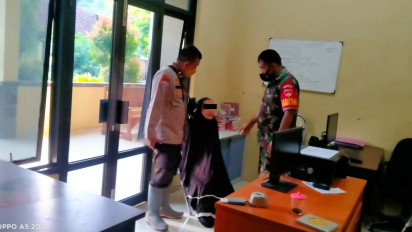 Masih Pakai Mukena, Ini Foto-Foto Ibu Kandung yang Aniaya 3 Anak di Brebes saat Diperiksa Polisi