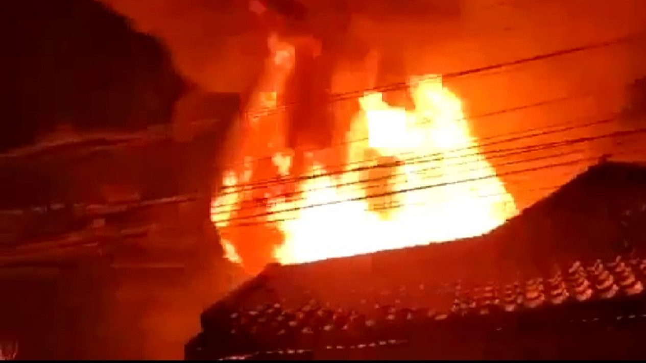 Toko Mebel di Banyumas Terbakar, Kerugian Capai Ratusan Juta Rupiah
            - galeri foto