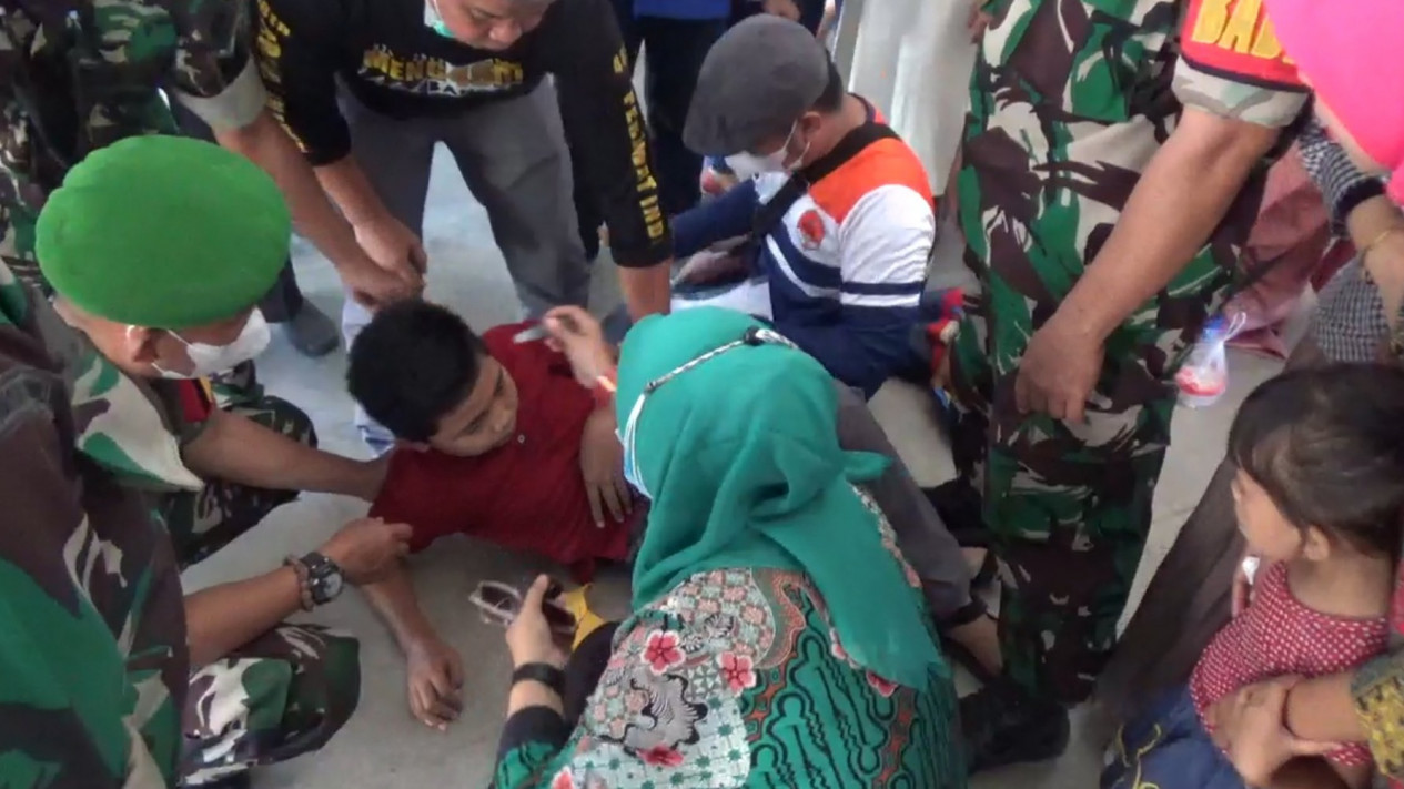 Seorang anak Pingsan Saat Antri Vaksinasi Berhadiah
            - galeri foto