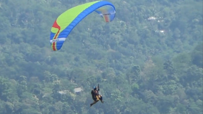 Puluhan Atlet Paralayang di Kab. Semarang Terbang dengan Aneka Kostum Unik