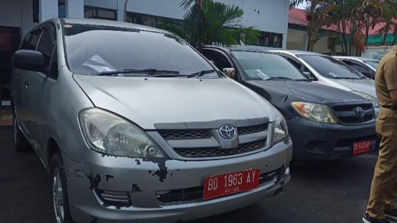 7 Kendaraan Dinas Dikuasai Mantan Pejabat, Disita Kejaksaan Bengkulu
            - galeri foto