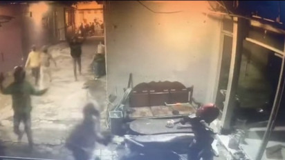 Terekam CCTV Gerombolan Geng Motor Mengamuk di Pemukiman Warga