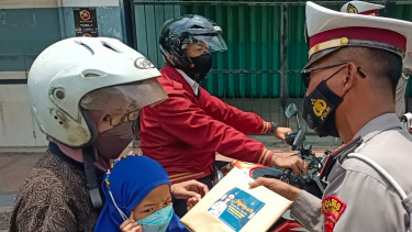 Unik! Jelang Ramadhan, Pelanggar Lalu Lintas di Kota Probolinggo Diberi Buku Surat Yasin