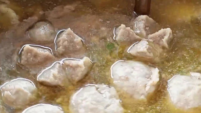 Bakso Jackpot, Ada Uang Tunai Puluhan Ribu Dalam Bulatan Baksonya