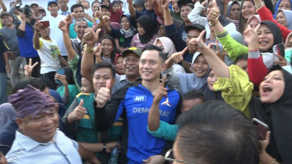 AHY Diserbu Warga Korban Gempa Pasaman Barat