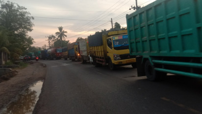 Jalinsum Rusak Berat,  Kemacetan Mengular Hingga 20 Kilometer