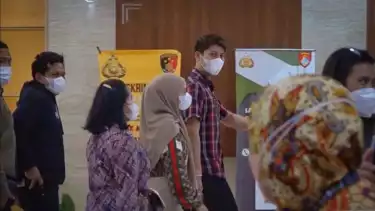 Aktor Rizky Billar dan Lesti Kejora tiba di Gedung Bareskrim Mabes Polri, Jakarta untuk diperiksa sebagai saksi terkait Doni Salmanan