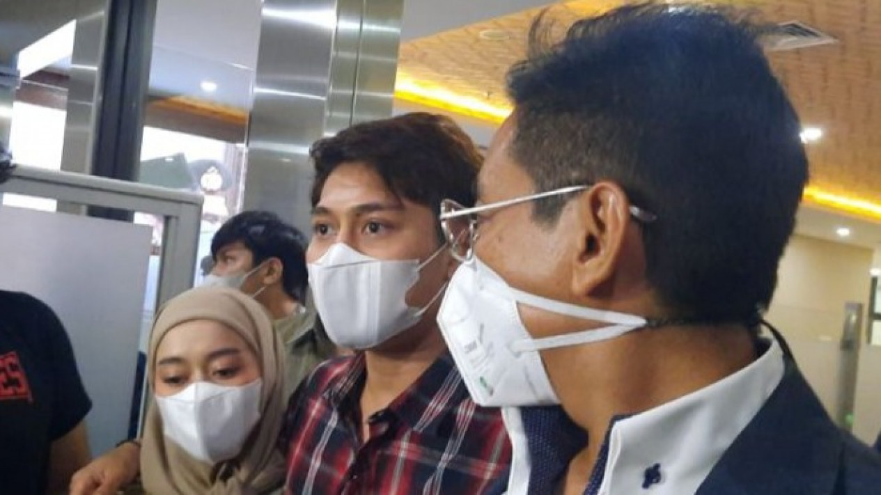Rizky Billar Kembalikan Uang Doni Salmanan Rp10 Juta ke Penyidik
            - galeri foto