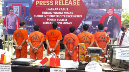 Polda Sumsel Grebek Gudang Solar Oplosan Puluhan Ribu Ton