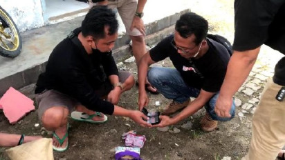 Sembunyi Dalam Kamar Mandi, Polisi Amankan 40 Paket Sabu dari Bandar Narkoba