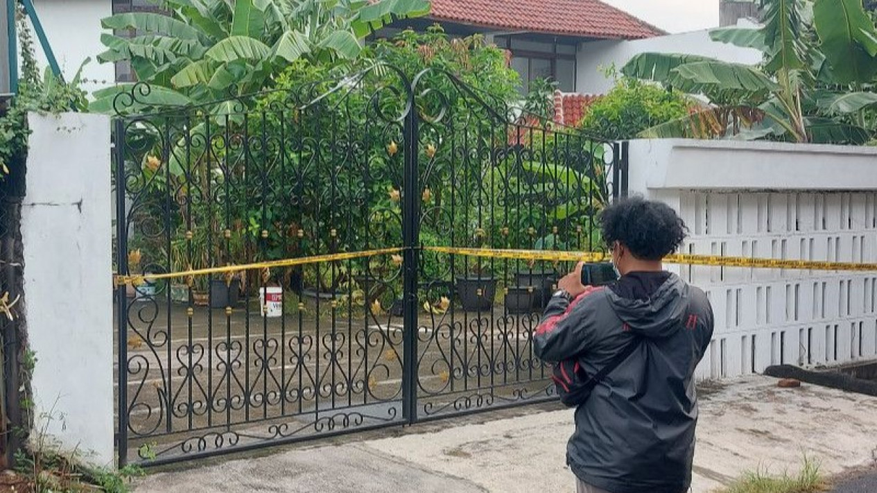 Puslabfor Polri Gelar Olah TKP Satu Keluarga Tewas Tersetrum di Pulogadung
            - galeri foto