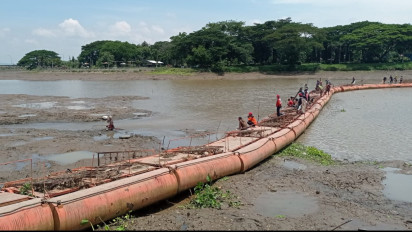Ramai-ramai Warga Turun ke Bendungan, Berburu Ikan "Mabuk" saat Dipladu
