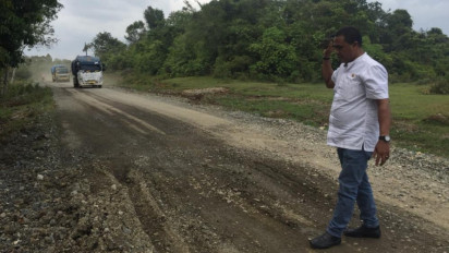 Dilintasi Truk Batubara, Jalan Baru Siap Dibangun Kembali Rusak Parah