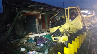 Hindari Tabrakan, Truk Justru Seruduk Warung di Ciamis
