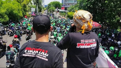 Tolak Aplikator 'Nakal', Ribuan Pengemudi Ojol di Jatim Gelar Aksi Damai di Surabaya