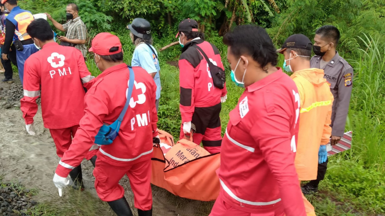 Pemotor di Sleman Tewas Disambar Kereta Api Jurusan Malang-Gambir
            - galeri foto