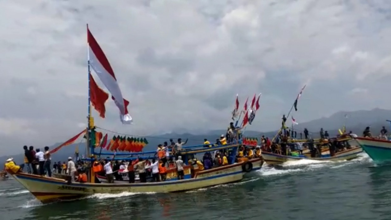 Nelayan Lampung Gelar Ruwat Laut, Bentuk Syukur Hasil Tangkapan di Laut
            - galeri foto