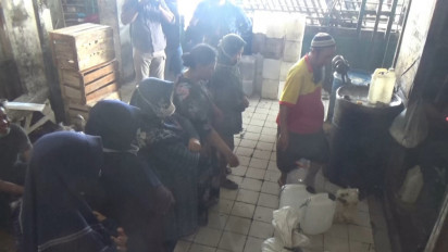 Pembelian Dibatasi, Warga Antre Minyak Goreng Curah