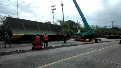 Akibat Rem Blong, Truk Trailer Angkut Gerbong Kereta Api Terbalik di Jalinsum Lampung
