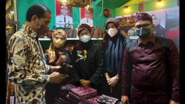 Jokowi Sebut Batik Asal Batanghari Bagus dan Elegan