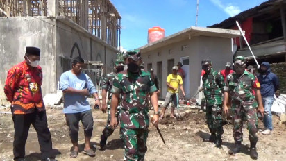 Kebut Bangun Masjid Digunakan Saat Ramadhan, Pangdam Hasanuddin Terjunkan Personil TNI
