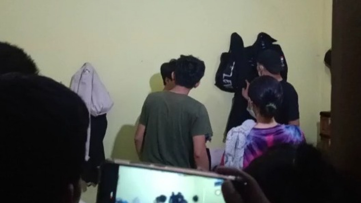 Syahdu Mesum di Kamar Kost, Sepasang Mahasiswa di Tasikmalaya Digerebek Warga
            - galeri foto