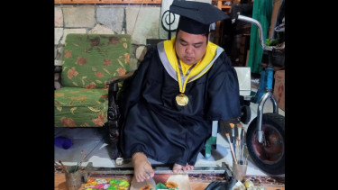 Salut! Kuliah Pakai Kursi Roda, Penyandang Disabilitas di Gresik Jadi Sarjana dengan IPK 3,71