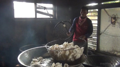 Minyak Goreng Curah Mahal, Produsen Kerupuk Terancam Merugi