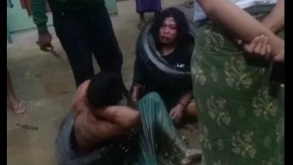 Diduga Maling Motor, Dua Pelaku Babak Belur Dihajar Massa dan Dikalungi Ban oleh Warga