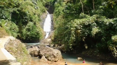 Curug Gemawang Memesona, Kolamnya Berwarna Biru Teduh