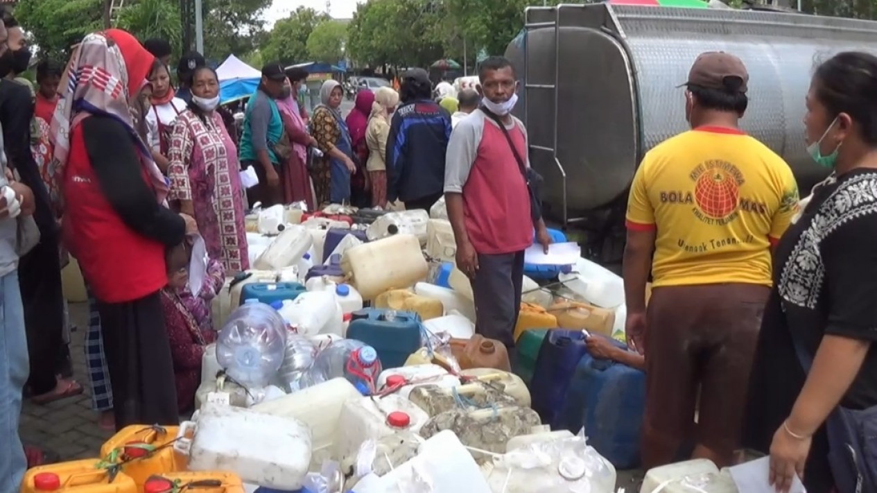 Langka di Pasaran, Ratusan Pedagang di Ngawi Serbu Operasi Pasar Minyak Goreng Curah
            - galeri foto