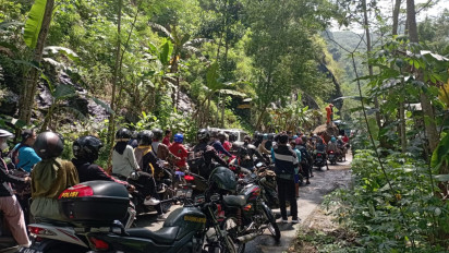 Longsoran Batu Besar Tutup Jalur Kebumen Menuju Banjarnegara-Purbalingga