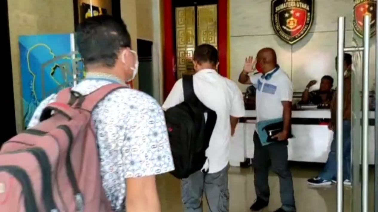 Lebih 7 Jam, 7 Tersangka Kerangkeng Langkat Diperiksa
            - galeri foto