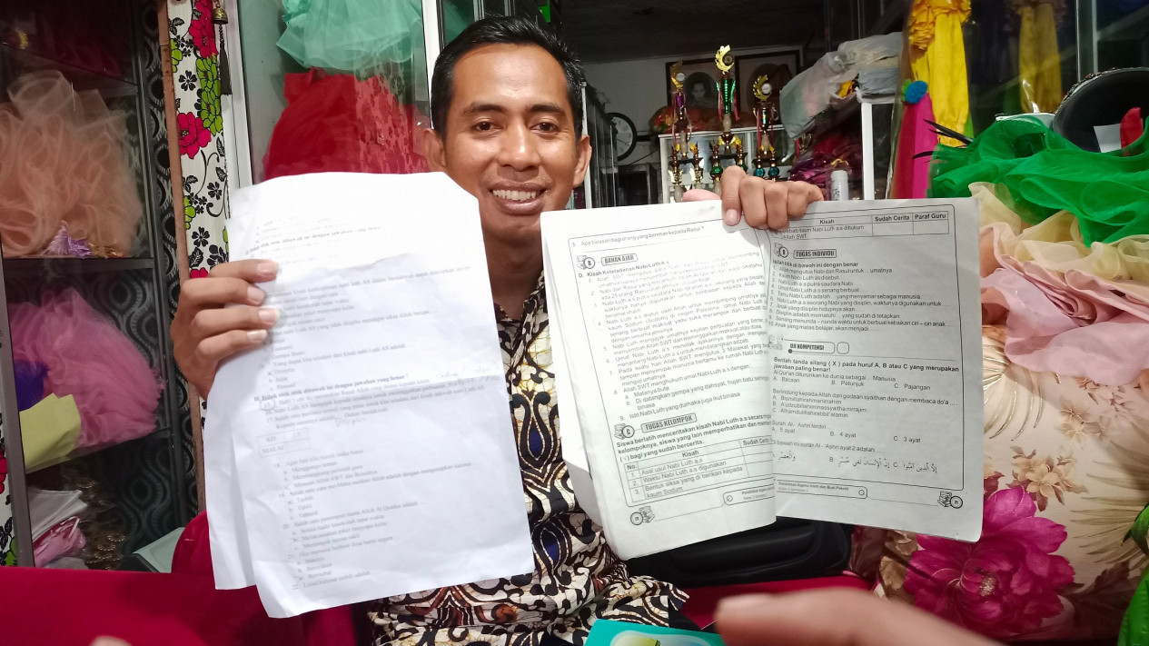 Pak Ribut, Guru yang Viral di Medsos Dipanggil Dinas Pendidikan Lumajang karena Video Penjelasan Kaum Sodom ke Muridnya
            - galeri foto