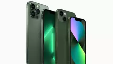 Tampilan produk Apple iPhone 13 dalam warna hijau